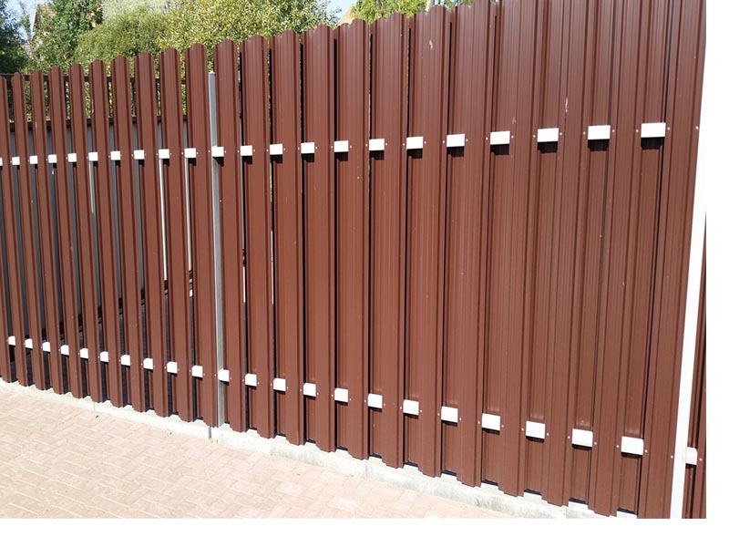 ограждение из металлопрофиля. забор из оцинкованного профнастила. покраска конструкций забора металлопрофиля. забор из профиля металлического. красивый забор из профлиста.